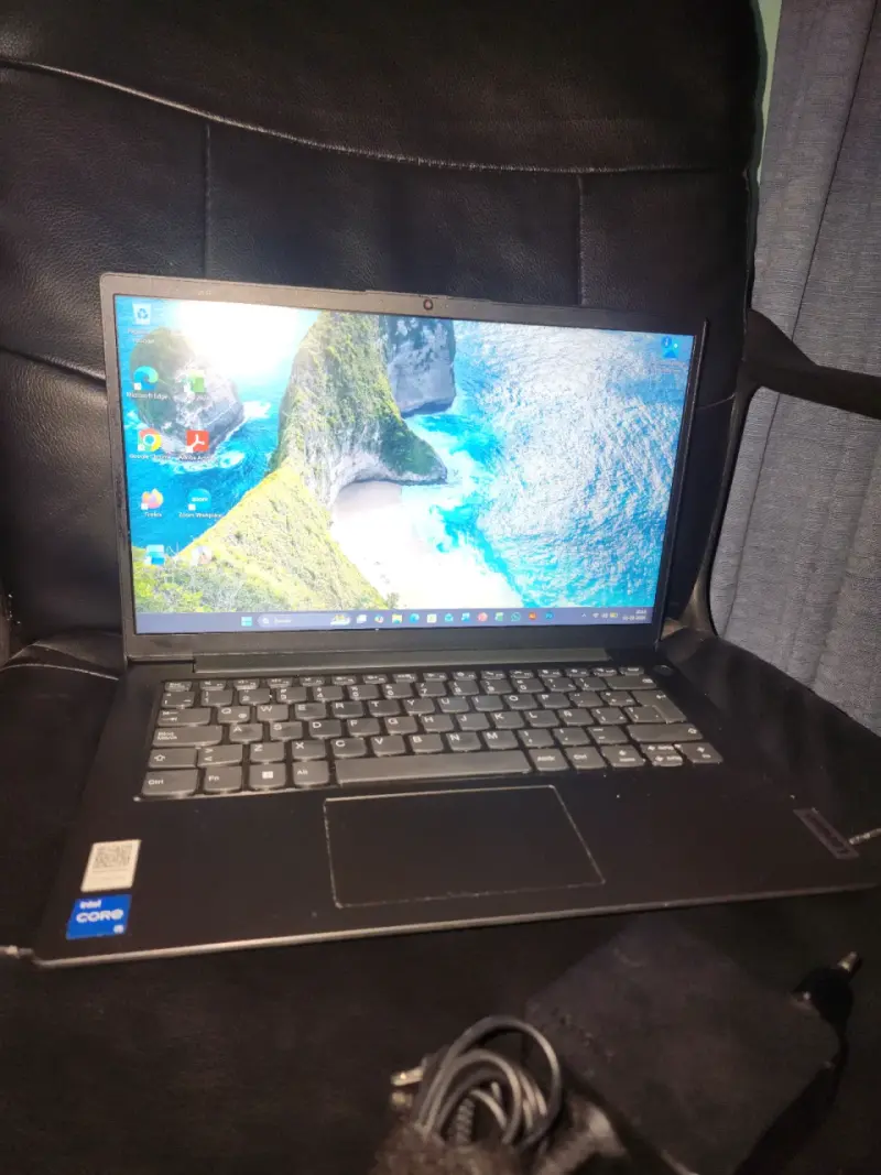 Laptop Lenovo Intel Core i5 en buen estado - 3