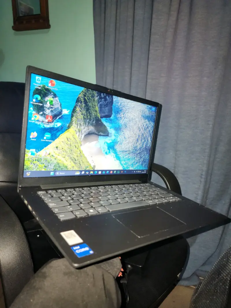 Laptop Lenovo Intel Core i5 en buen estado - 1