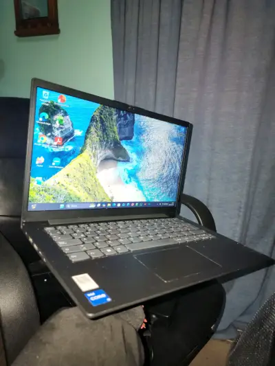 Laptop Lenovo Intel Core i5 en buen estado - miniatura 1