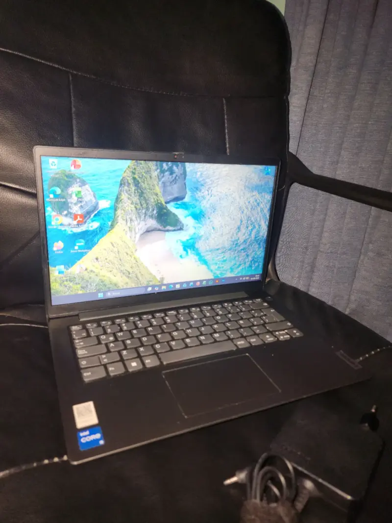 Laptop Lenovo Intel Core i5 en buen estado - 6