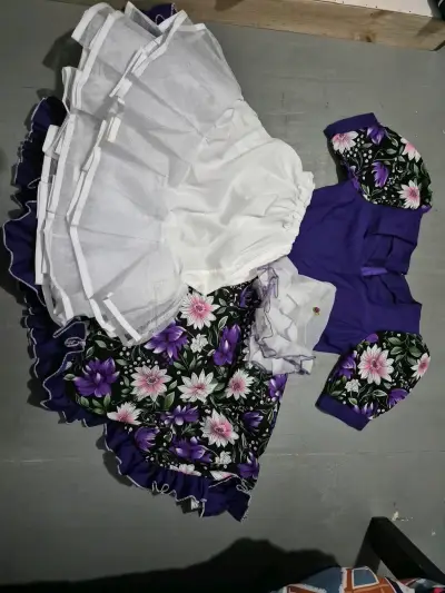 Vestido folclórico para mujer con flores moradas - miniatura 1