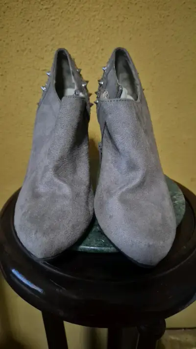 Botines de tacón gris con tachas - miniatura 1