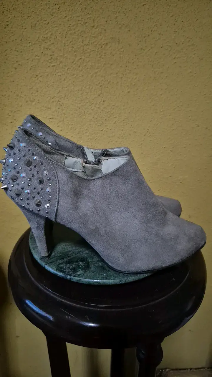Botines de tacón gris con tachas - 2