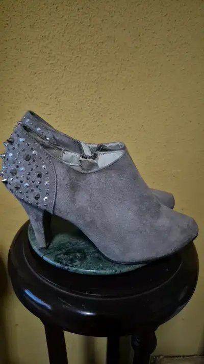 Botines de tacón gris con tachas - miniatura 2