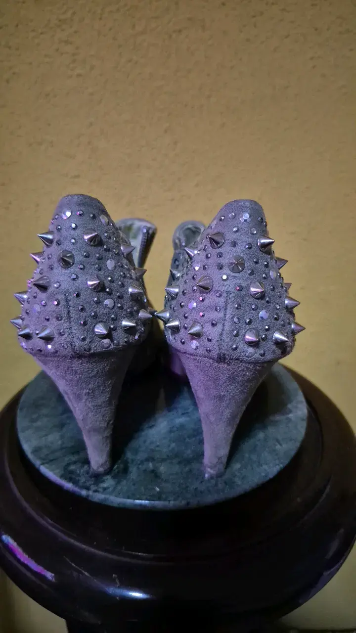 Botines de tacón gris con tachas - 3