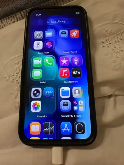 iPhone 13 mini, con parte trasera dañada - miniatura 1