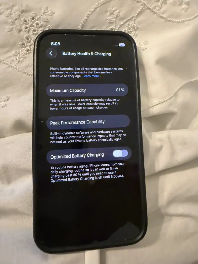 iPhone 13 mini, con parte trasera dañada - 2