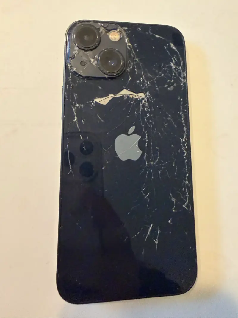 iPhone 13 mini, con parte trasera dañada - 3