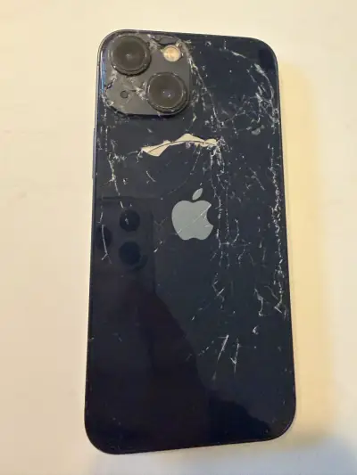 iPhone 13 mini, con parte trasera dañada - miniatura 3