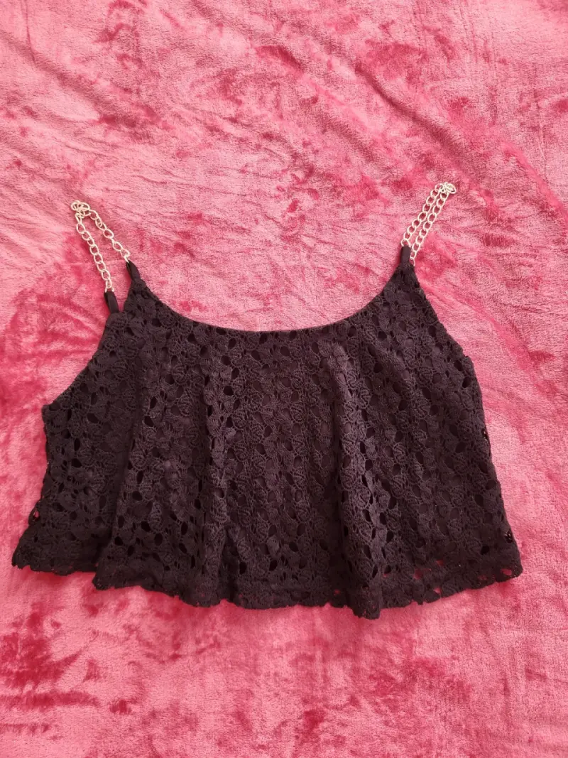 Top de encaje negro con tirantes de cadena - 1