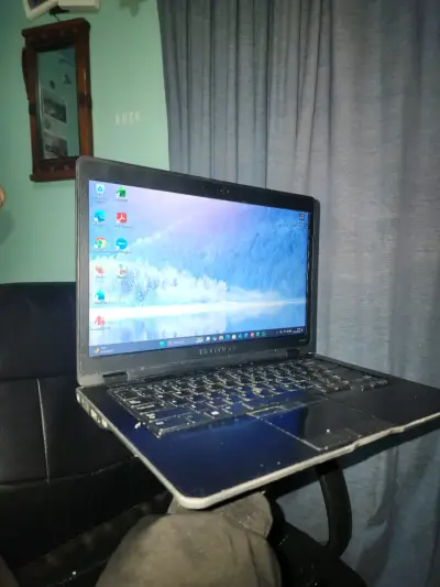 Laptop Dell Latitude con cargador incluido - miniatura 1