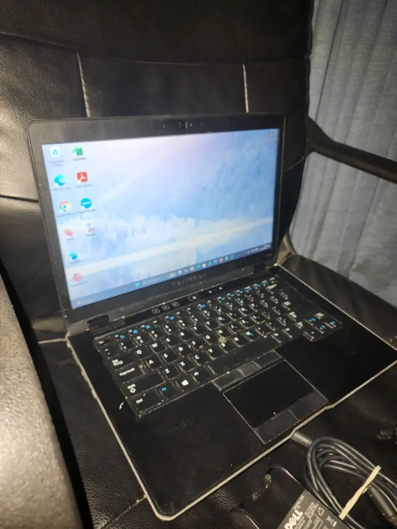 Laptop Dell Latitude con cargador incluido - 5