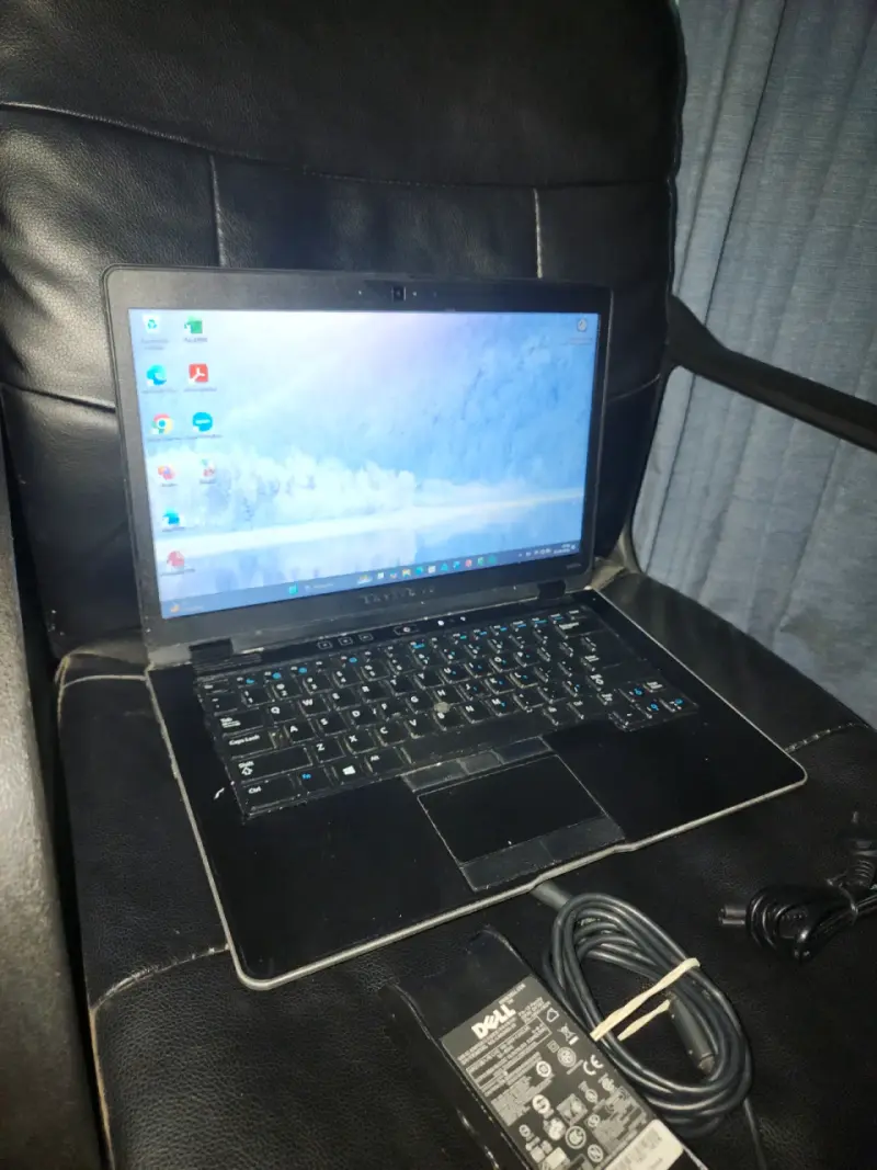 Laptop Dell Latitude con cargador incluido - 2