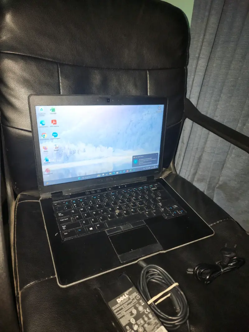 Laptop Dell Latitude con cargador incluido - 6