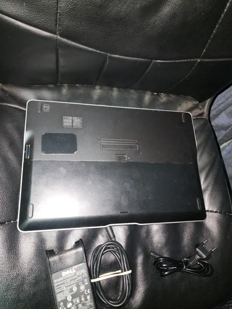 Laptop Dell Latitude con cargador incluido - 4