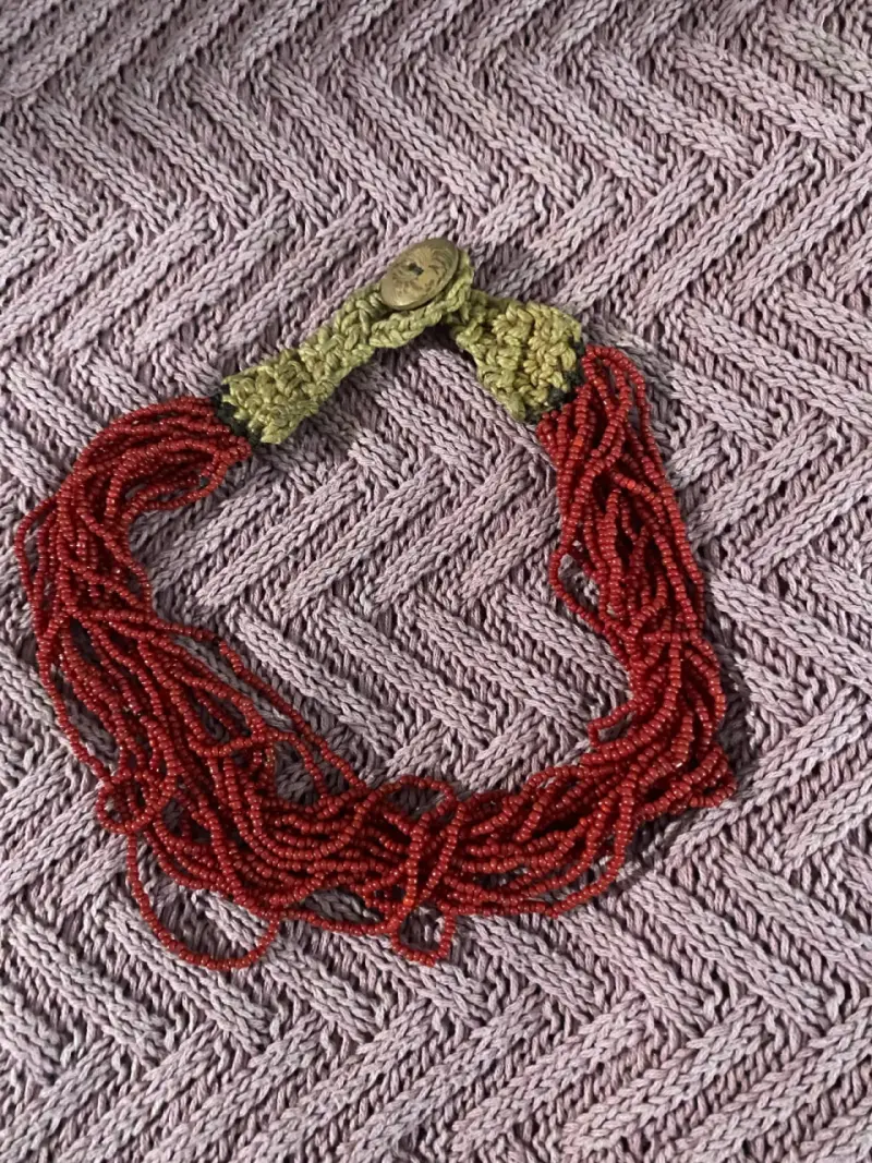 Collar de cuentas rojas hecho a mano - 1