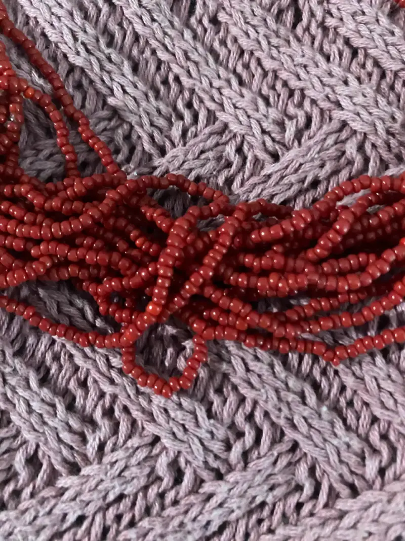Collar de cuentas rojas hecho a mano - 2