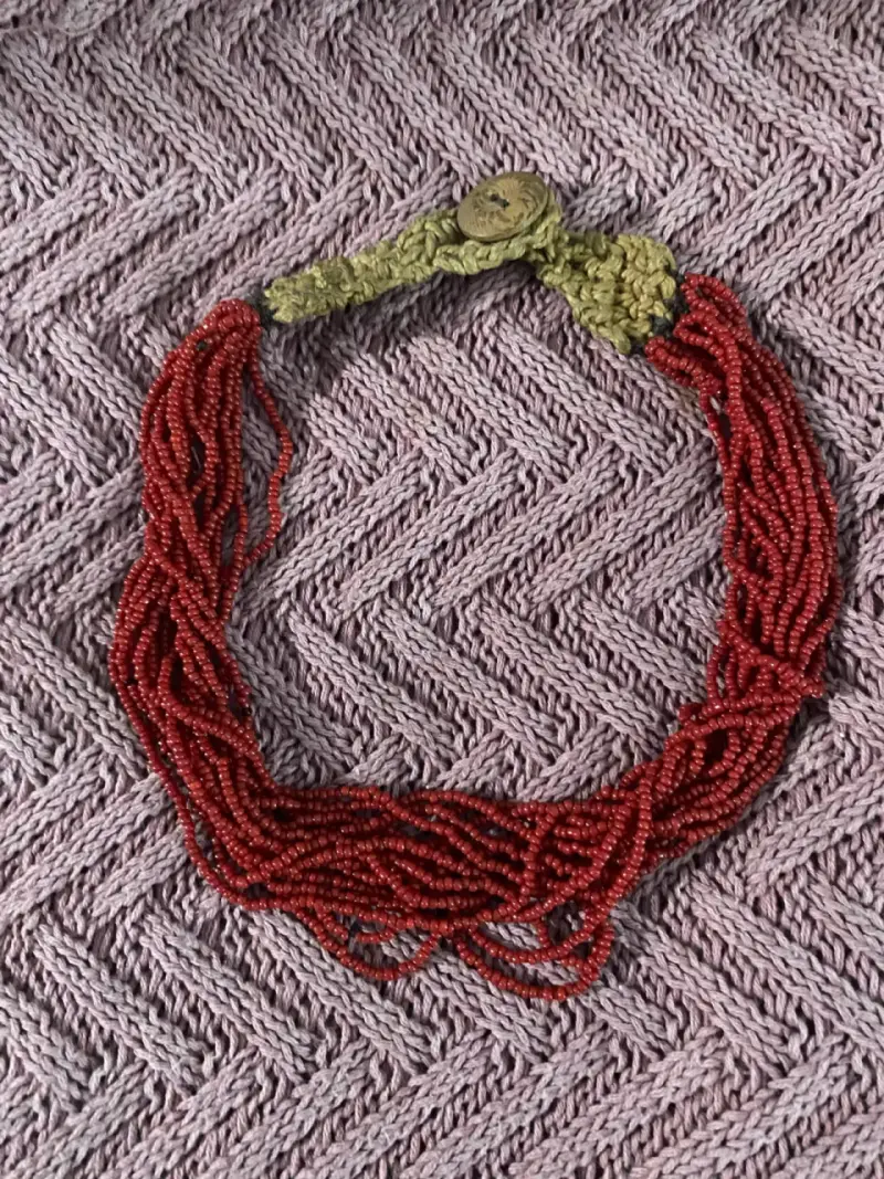 Collar de cuentas rojas hecho a mano - 3