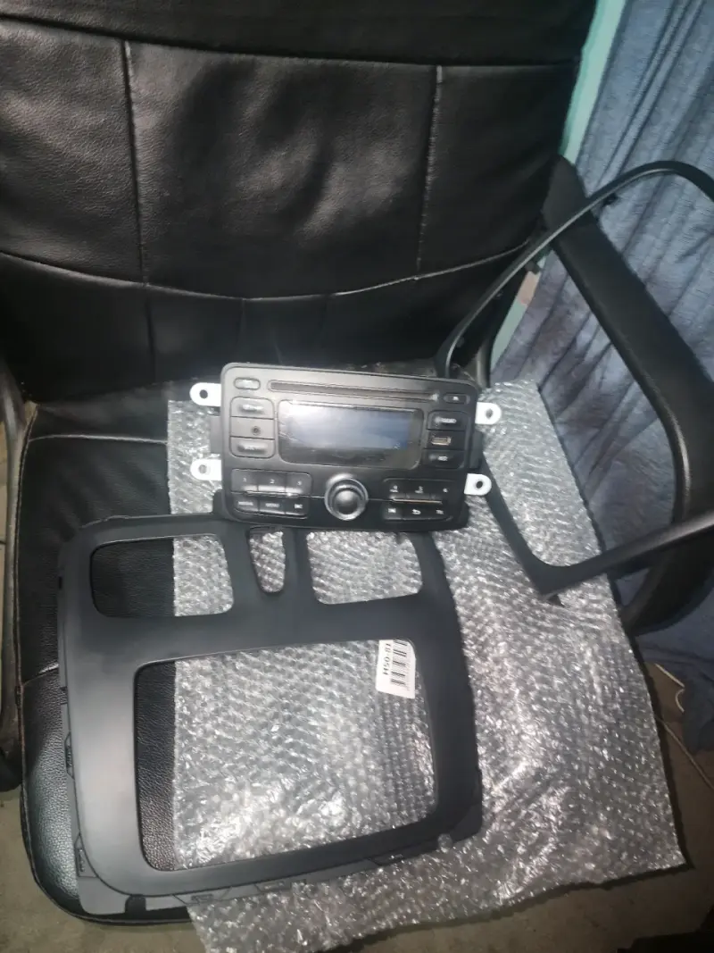 Radio Renault con panel frontal y marco - 1