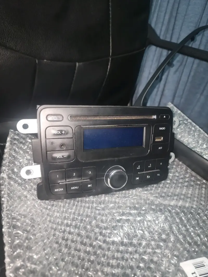 Radio Renault con panel frontal y marco - 2