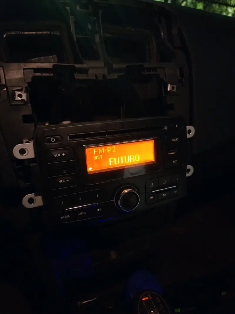 Radio Renault con panel frontal y marco - 3