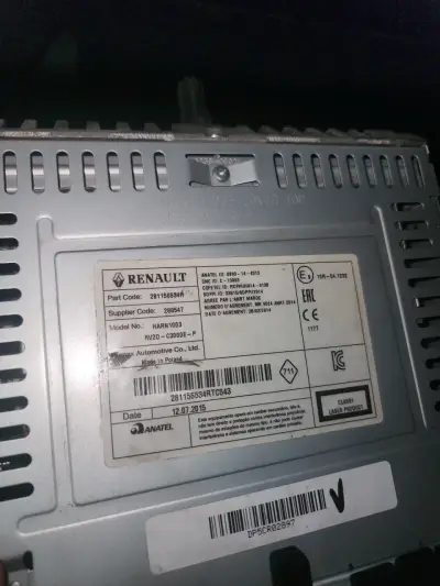 Radio Renault con panel frontal y marco - miniatura 5