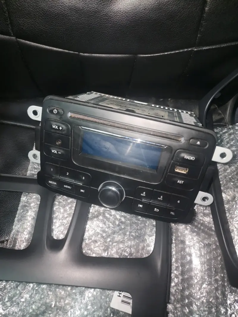 Radio Renault con panel frontal y marco - 6