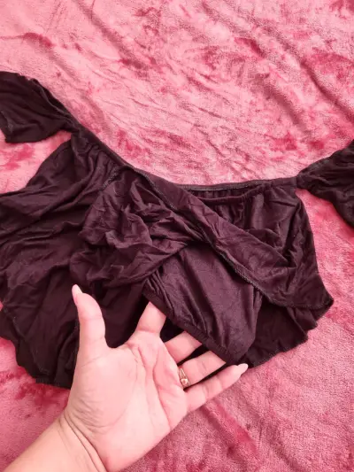 Blusa hombros descubiertos color negro - miniatura 3