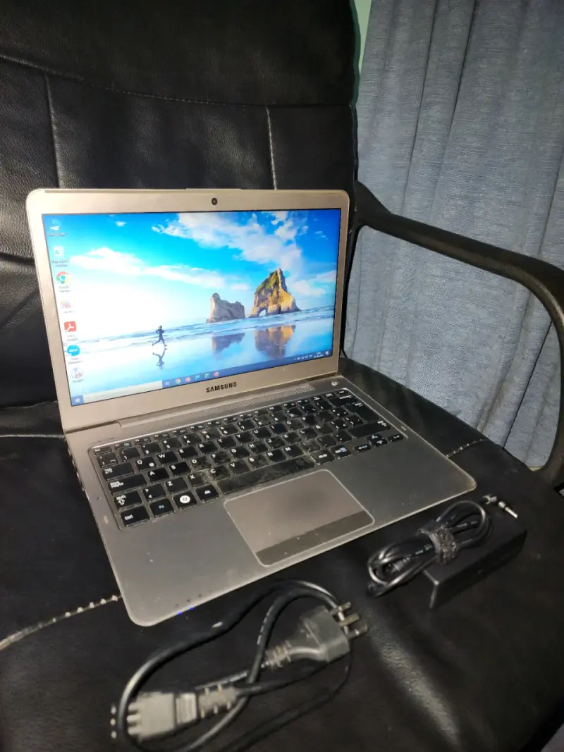 Notebook Samsung con cargador en buen estado - 1