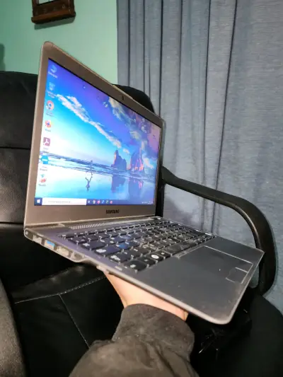 Notebook Samsung con cargador en buen estado - miniatura 2