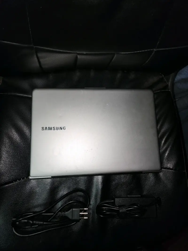 Notebook Samsung con cargador en buen estado - 3