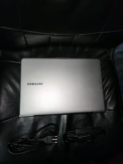 Notebook Samsung con cargador en buen estado - miniatura 3