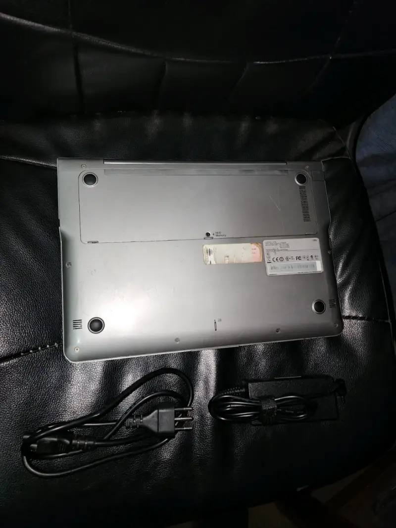 Notebook Samsung con cargador en buen estado - 4