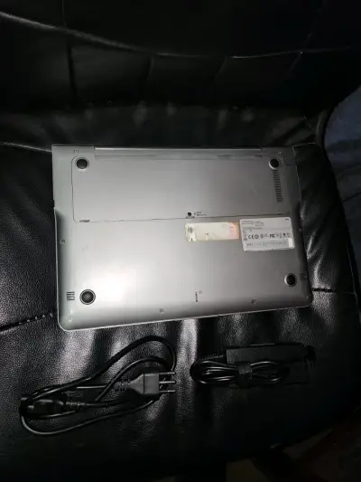 Notebook Samsung con cargador en buen estado - miniatura 4