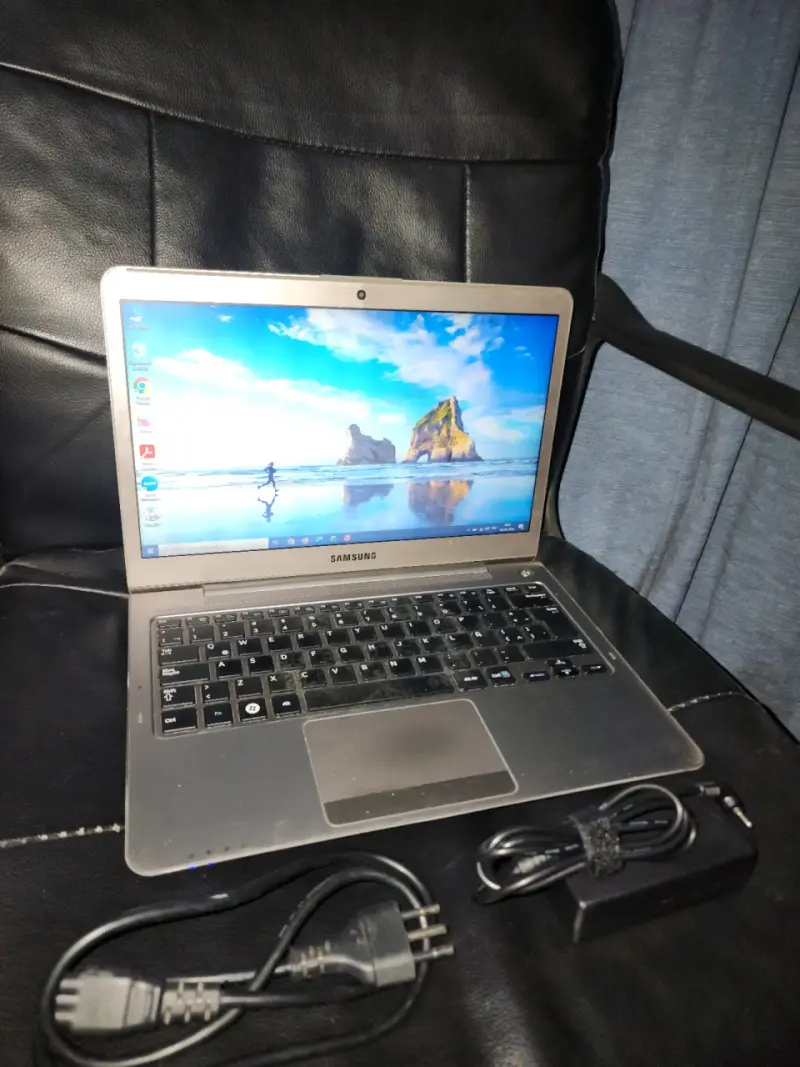 Notebook Samsung con cargador en buen estado - 5