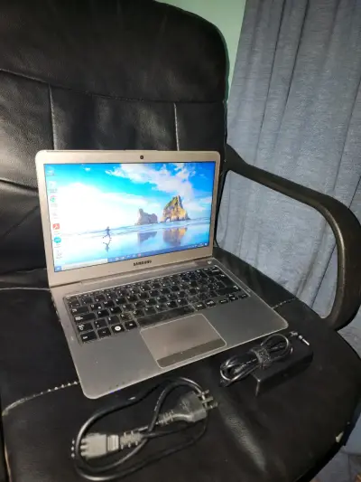 Notebook Samsung con cargador en buen estado - miniatura 6