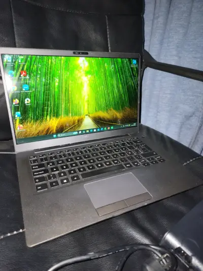 Laptop Dell con cargador en buen estado - miniatura 1
