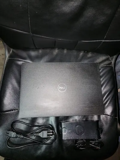 Laptop Dell con cargador en buen estado - miniatura 2