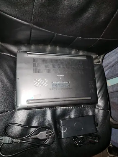 Laptop Dell con cargador en buen estado - miniatura 3