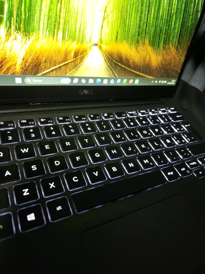 Laptop Dell con cargador en buen estado - 4