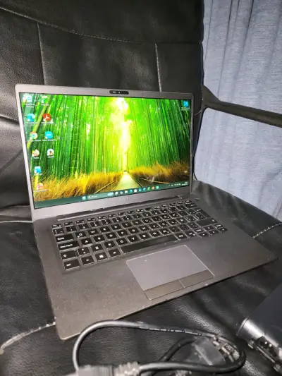 Laptop Dell con cargador en buen estado - miniatura 5