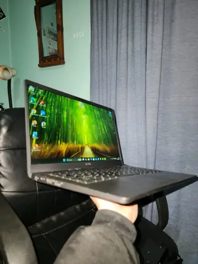 Laptop Dell con cargador en buen estado - miniatura 6