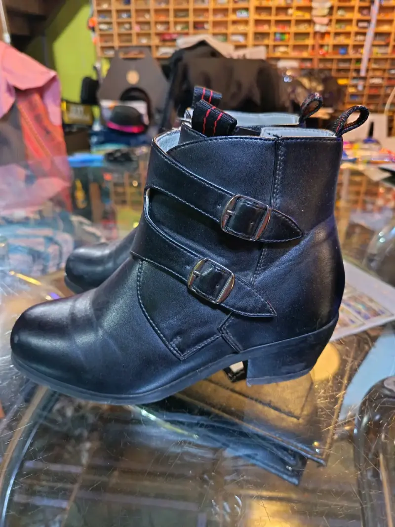 Botines de cuero negro con hebillas