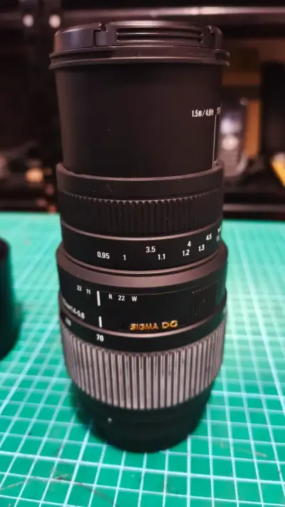 Lente Sigma DG 70-300mm para cámaras - miniatura 1