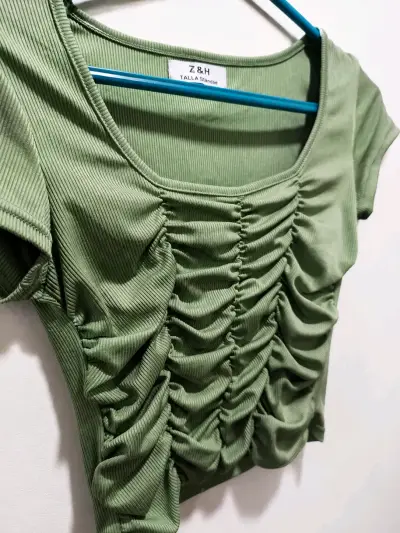 Top fruncido verde oliva talla S/M - miniatura 2