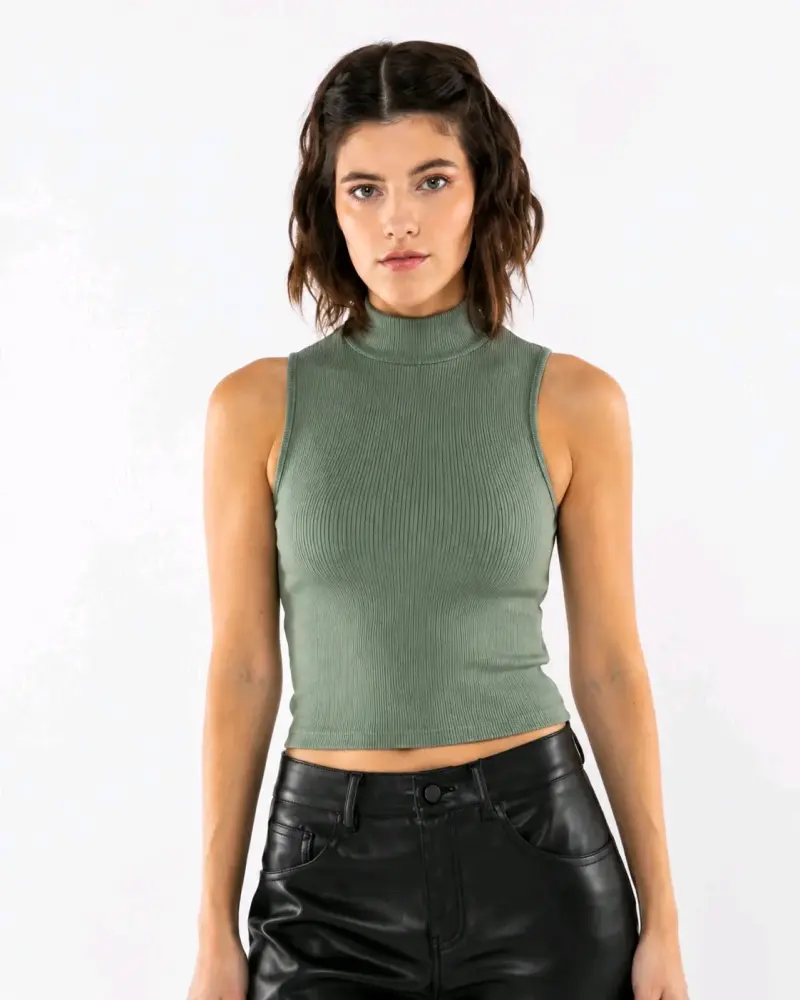 Polera sin mangas cuello alto verde - 2