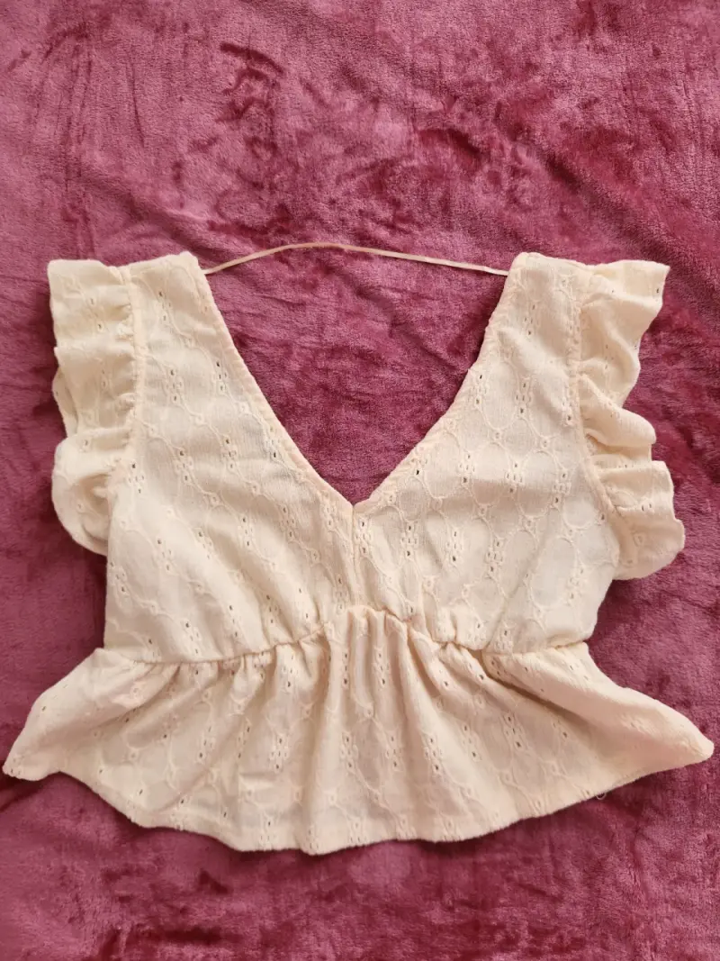 Blusa amarilla con volantes - 1