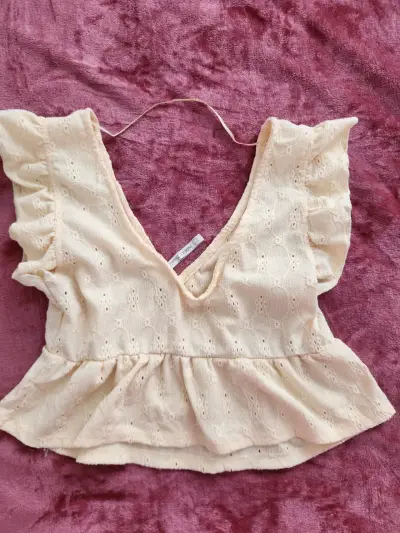 Blusa amarilla con volantes - miniatura 3