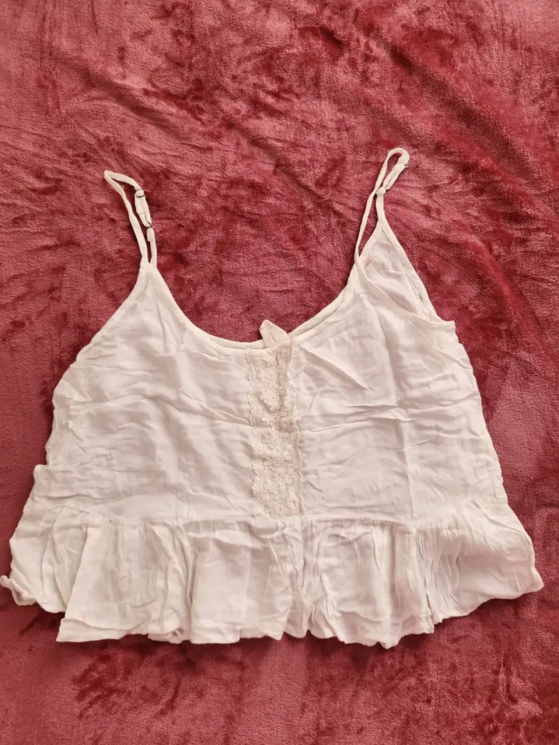Blusa blanca de tirantes con encaje - 1