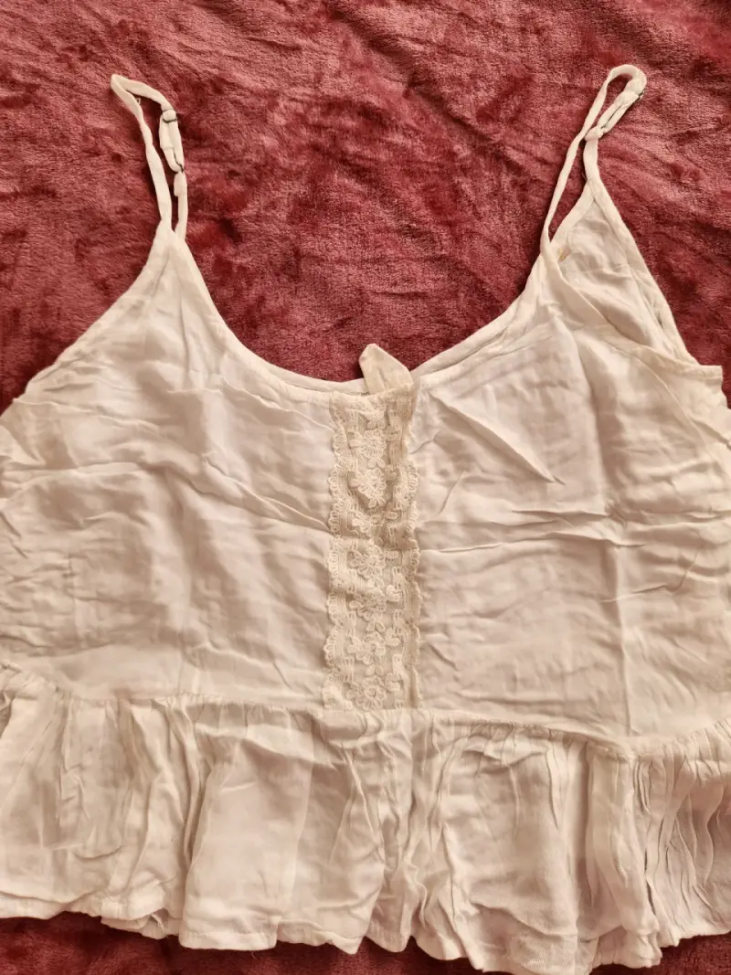 Blusa blanca de tirantes con encaje - 2